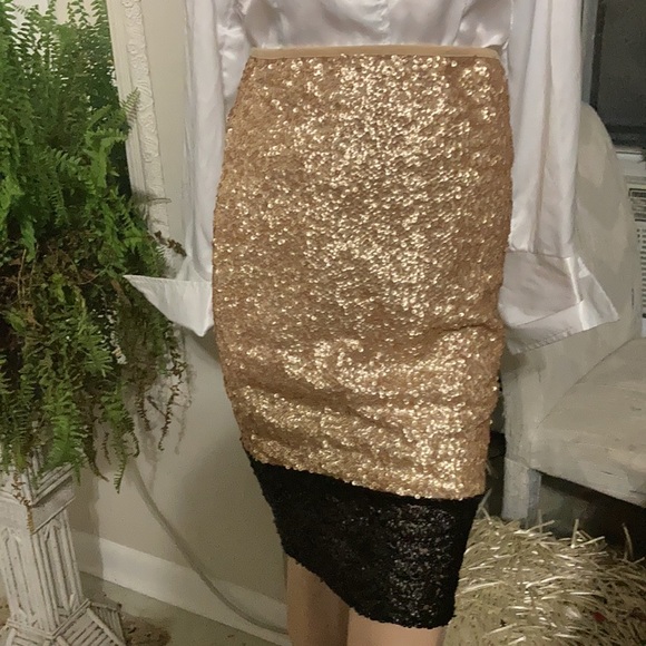 Ladies skirt - Picture 2 of 3